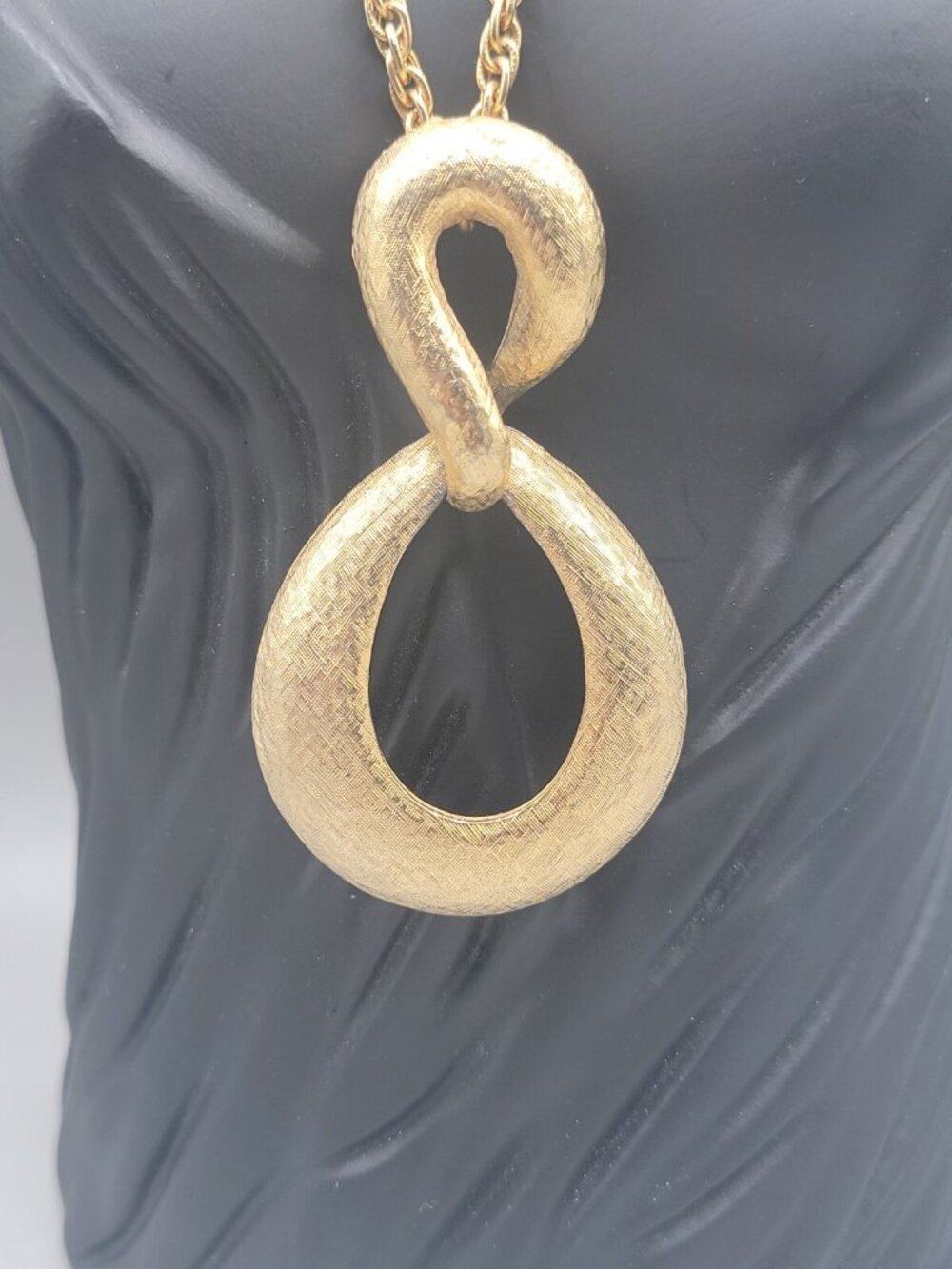 Vintage Lisner Figure 8 Pendant Necklace Textured Gold Tone - Picture 4 of 15